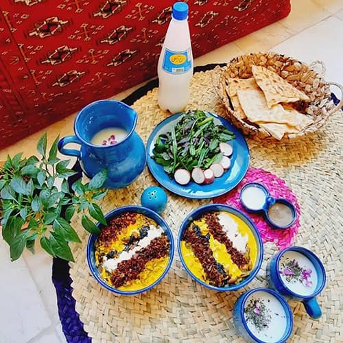 تزیین آش رشته با شابلون و کشک و پیاز داغ و خلال دندان ساده و زیبا