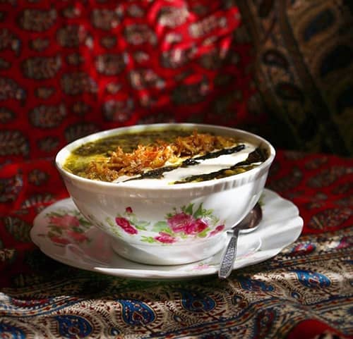 تزیین آش رشته با شابلون و کشک و پیاز داغ و خلال دندان ساده و زیبا