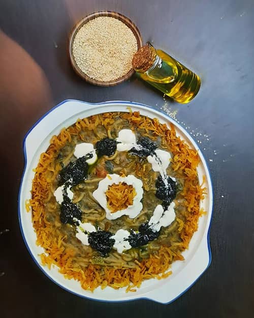 تزیین آش رشته با شابلون و کشک و پیاز داغ و خلال دندان ساده و زیبا
