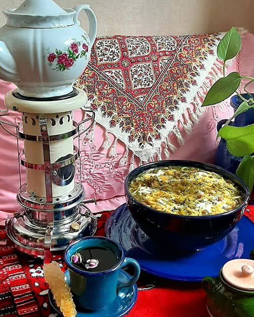 تزیین آش رشته با شابلون و کشک و پیاز داغ و خلال دندان ساده و زیبا