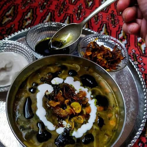تزیین آش رشته با شابلون و کشک و پیاز داغ و خلال دندان ساده و زیبا