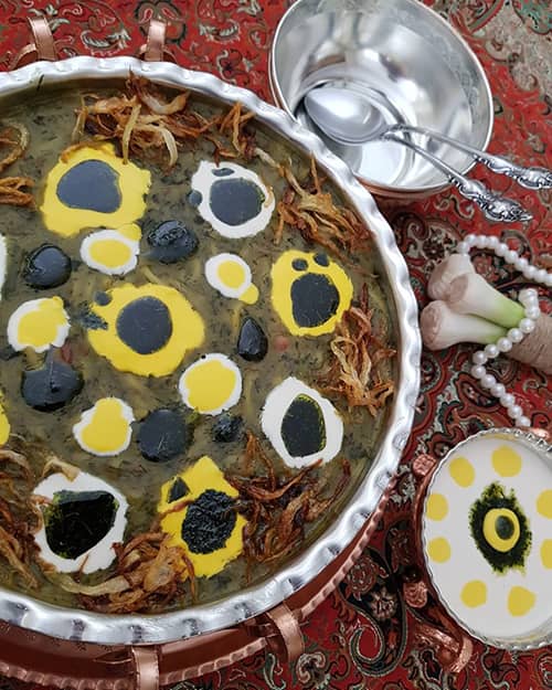 تزیین آش رشته با شابلون و کشک و پیاز داغ و خلال دندان ساده و زیبا