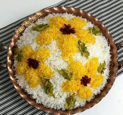 تزیین برنج با قالب و بدون قالب با زعفران در دیس بیضی