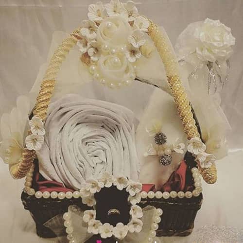 تزیین چادر عروس در اینستاگرام به شکل قو و قلب ساده در باکس