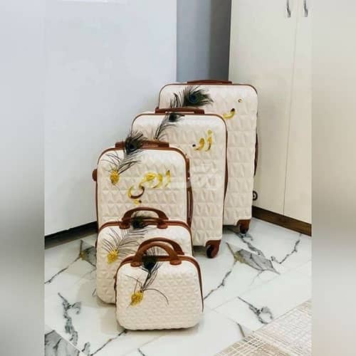 تزیین چمدان عروس و داماد اینستاگرام با روبان ساده و گل