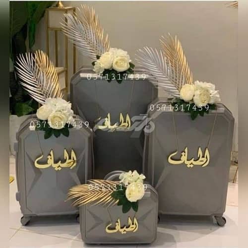 تزیین چمدان عروس و داماد اینستاگرام با روبان ساده و گل