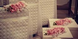 تزیین چمدان عروس و داماد اینستاگرام با روبان ساده و گل