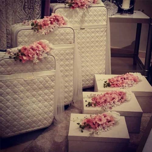 تزیین چمدان عروس و داماد اینستاگرام با روبان ساده و گل