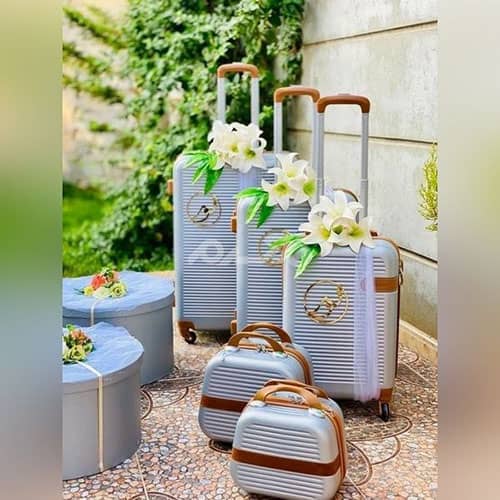 تزیین چمدان عروس و داماد اینستاگرام با روبان ساده و گل
