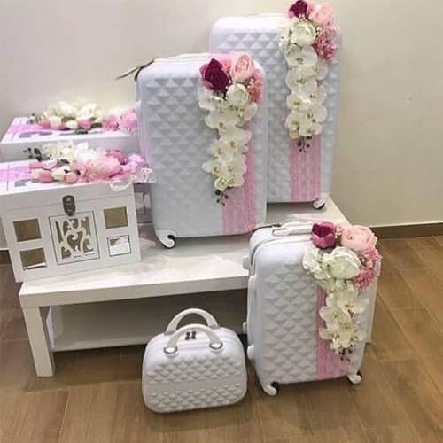 تزیین چمدان عروس و داماد اینستاگرام با روبان ساده و گل