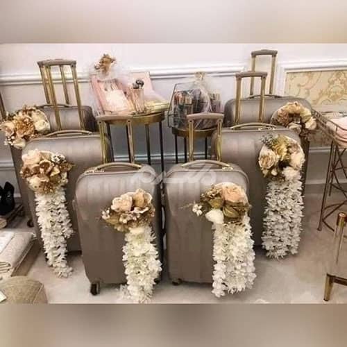 تزیین چمدان عروس و داماد اینستاگرام با روبان ساده و گل