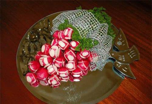 تزیین پیازچه و تربچه به شکل کفشدوزک و گل برای عروس