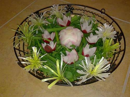 تزیین پیازچه و تربچه به شکل کفشدوزک و گل برای عروس