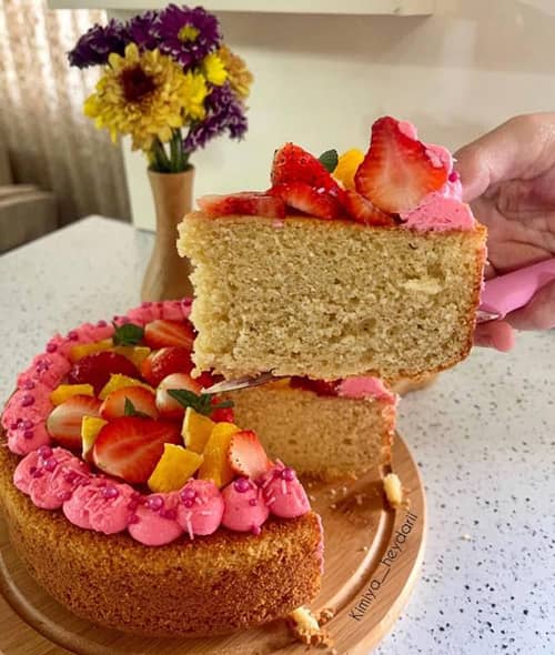 تزیین روی کیک خانگی ساده با خامه و میوه
