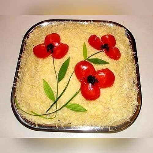 تزیین روی سالاد الویه ساده با خیارشور و گوجه
