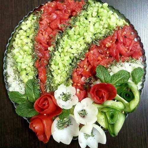 تزیین سالاد کاهو و خیار و گوجه ساده جدید و مجلسی در ظرف گرد