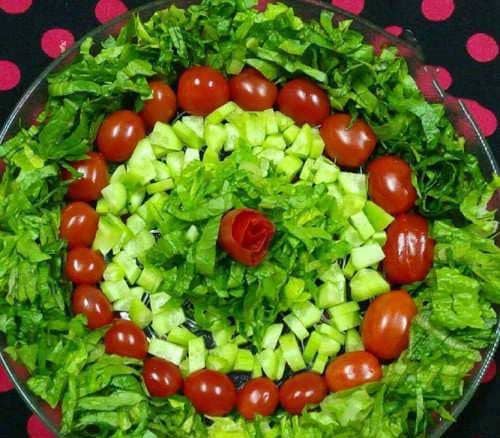 تزیین سالاد کاهو و خیار و گوجه ساده جدید و مجلسی در ظرف گرد
