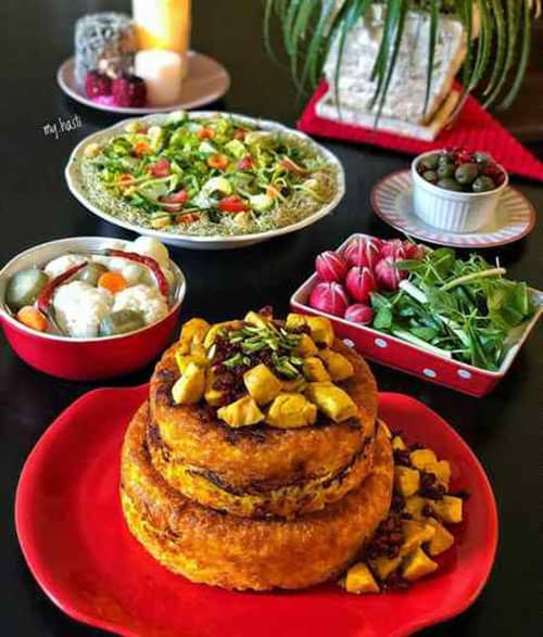 تزیین ته چین مرغ مستطیلی مجلسی با ماست و زرشک ساده