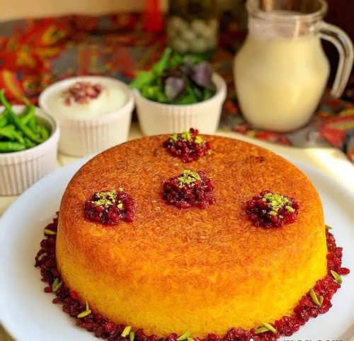 تزیین ته چین مرغ مستطیلی مجلسی با ماست و زرشک ساده