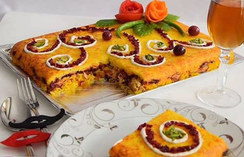 تزیین ته چین مرغ مستطیلی مجلسی با ماست و زرشک ساده