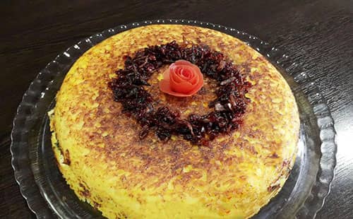 تزیین ته چین مرغ مستطیلی مجلسی با ماست و زرشک ساده