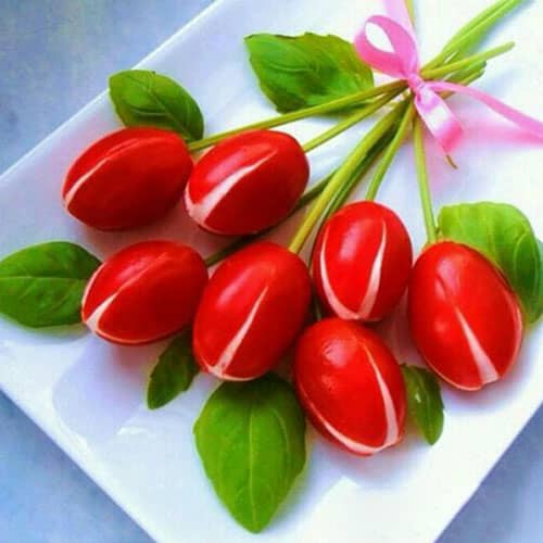 تزیین تربچه به روش ساده با پیازچه به شکل گل لاله برای سفره عقد