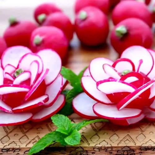 تزیین تربچه به روش ساده با پیازچه به شکل گل لاله برای سفره عقد