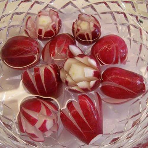 تزیین تربچه به روش ساده با پیازچه به شکل گل لاله برای سفره عقد
