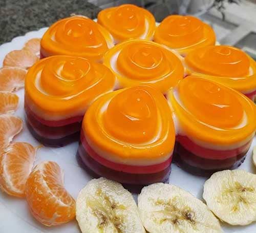 تزیین ژله با میوه پرتقال و انار و موز و سیب و توت فرنگی و آناناس
