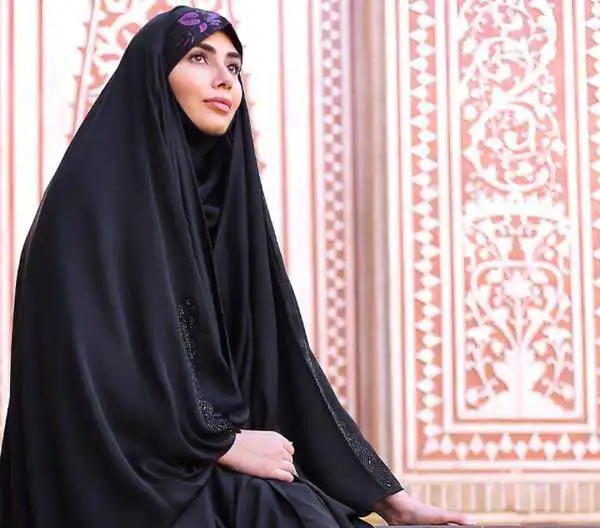 مدل چادر مشکی جدید + جدیدترین مدل های چادر مشکی شیک برای خانم های باحجاب