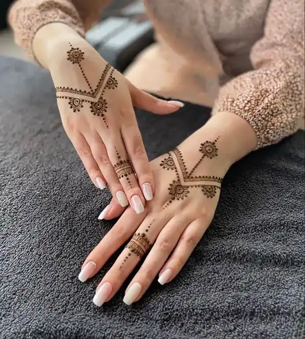 عکس مدل حنا + زیباترین طرح های حنا روی دست و پشت دست ترند و شیک