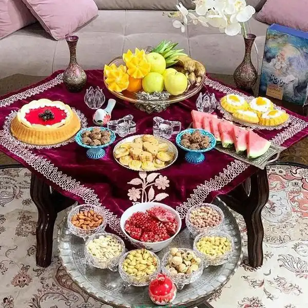 مدل چیدمان میز یلدا + جذاب ترین مدل های چیدمان میز یلدا بسیار شیک برای خانه ی تازه عروس ها