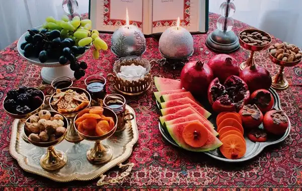 مدل چیدمان میز یلدا + جذاب ترین مدل های چیدمان میز یلدا بسیار شیک برای خانه ی تازه عروس ها
