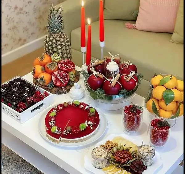 مدل چیدمان میز یلدا + جذاب ترین مدل های چیدمان میز یلدا بسیار شیک برای خانه ی تازه عروس ها