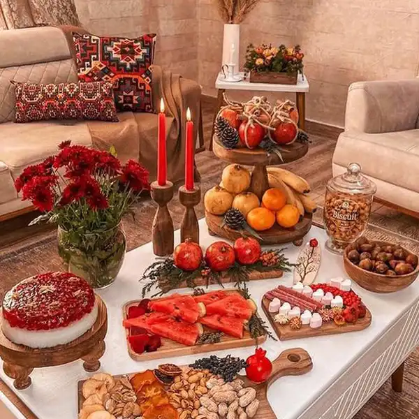 مدل چیدمان میز یلدا + جذاب ترین مدل های چیدمان میز یلدا بسیار شیک برای خانه ی تازه عروس ها