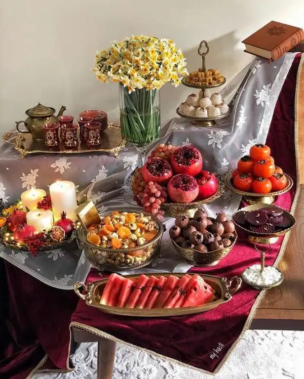 مدل میز شب یلدا + متنوع ترین مدل میز شب یلدا شیک و مجلل برای مهمانی های بزرگ شب یلدا