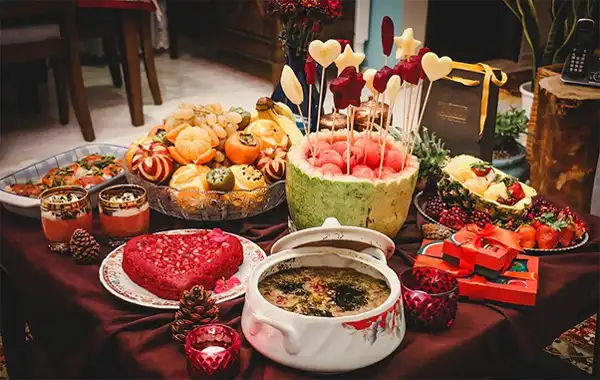 مدل میز شب یلدا + متنوع ترین مدل میز شب یلدا شیک و مجلل برای مهمانی های بزرگ شب یلدا