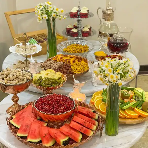 تزیین سفره شب یلدا لاکچری عروس + جذاب ترین و رنگی ترین تزیین سفره شب یلدا لاکچری عروس با خوراکی های خوشمزه