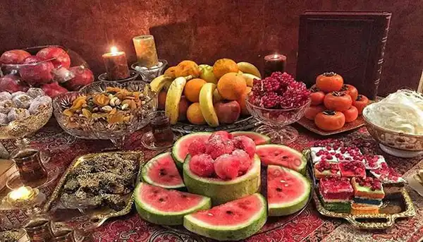 تزیین سفره شب یلدا لاکچری عروس + جذاب ترین و رنگی ترین تزیین سفره شب یلدا لاکچری عروس با خوراکی های خوشمزه