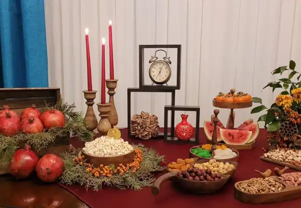 تزیین سفره شب یلدا لاکچری عروس + جذاب ترین و رنگی ترین تزیین سفره شب یلدا لاکچری عروس با خوراکی های خوشمزه