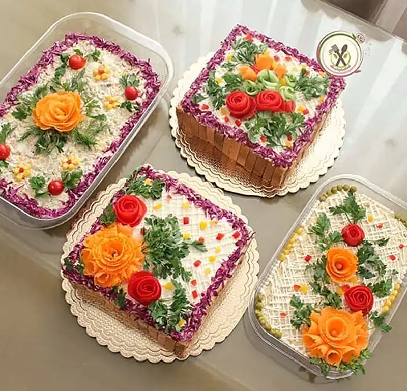 تزیین سالاد فصل ساده و شیک تزیین سالاد کاهو و خیار و گوجه و هویج تزیین سالاد برای مهمانی تزیین سالاد فصل در ظرف گرد تزیین سالاد کاهو ساده و راحت تزیین سالاد کاهو در ظرف گرد