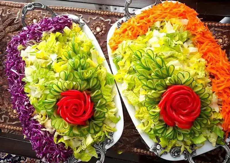 تزیین سالاد فصل ساده و شیک تزیین سالاد کاهو و خیار و گوجه و هویج تزیین سالاد برای مهمانی تزیین سالاد فصل در ظرف گرد تزیین سالاد کاهو ساده و راحت تزیین سالاد کاهو در ظرف گرد