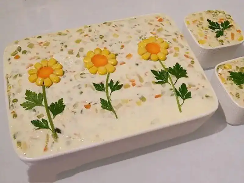 تزیین سالاد الویه ساده و شیک تزیین سالاد الویه با هویج و خیارشور تزیین سالاد الویه جدیدترین تزیین سالاد الویه ساده برای مدرسه تزیین سالاد الویه تک نفره برای تولد تزیین سالاد الویه برای مهمانی 